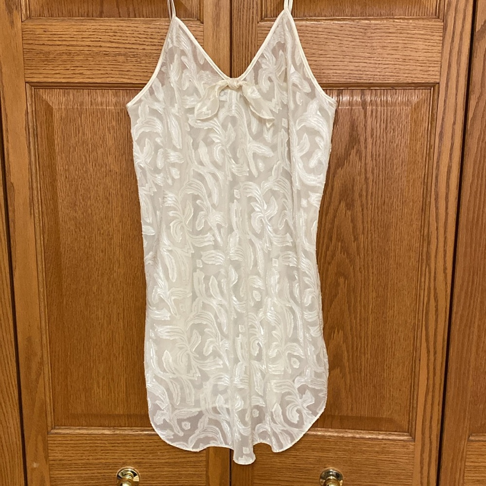 Cinema Etoile Ivory Damask Sheer Nightgown M Lingerie V-Neck NWOT